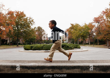 African American Boy Spielen auf Vorort Straße Stockfoto