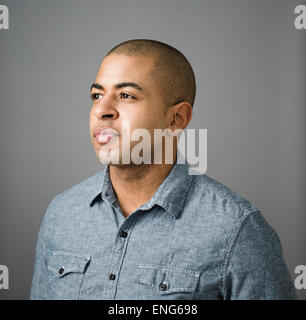 Nahaufnahme von ernstem Gesicht des Menschen gemischter Herkunft Stockfoto