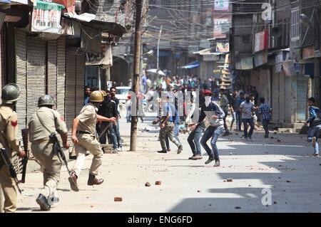 Srinagar, Kaschmir Indien kontrollierten. 5. Mai 2015. Kashmiri Demonstranten Zusammenstoß mit der indischen Polizei während einer Protestaktion in Srinagar, Sommer in der Hauptstadt von Indien kontrollierten Kaschmir, 5. Mai 2015. Indische Polizei feuerte reißen Rauch Granaten und Gummigeschossen bei Zusammenstößen mit Hunderten von pro-Freiheit Kashmiri Demonstranten, nachdem sie eine Protestkundgebung organisiert von der pro-Indien-Kongress-Partei gegen die Regierung in Indien kontrollierten Kaschmir angegriffen. Bildnachweis: Javed Dar/Xinhua/Alamy Live-Nachrichten Stockfoto