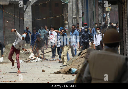 Srinagar, Kaschmir Indien kontrollierten. 5. Mai 2015. Kashmiri Demonstranten mit Steinen werfen bei der indischen Polizei während einer Protestaktion in Srinagar, Sommer in der Hauptstadt von Indien kontrollierten Kaschmir, 5. Mai 2015. Indische Polizei feuerte reißen Rauch Granaten und Gummigeschossen bei Zusammenstößen mit Hunderten von pro-Freiheit Kashmiri Demonstranten, nachdem sie eine Protestkundgebung organisiert von der pro-Indien-Kongress-Partei gegen die Regierung in Indien kontrollierten Kaschmir angegriffen. Bildnachweis: Javed Dar/Xinhua/Alamy Live-Nachrichten Stockfoto