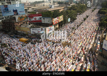 Bangladeshi Anhänger der islamischen Partei, Islami Andolan Bangladesch bieten Freitagsgebet auf den Straßen von Dhaka. Stockfoto