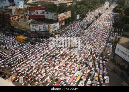 Bangladeshi Anhänger der islamischen Partei, Islami Andolan Bangladesch bieten Freitagsgebet auf den Straßen von Dhaka. Stockfoto