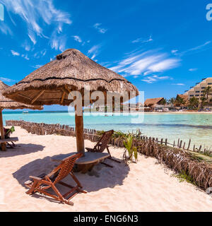 Isla Mujeres, Mexiko - 23. April 2014: Tagesansicht tropischen Meer und die Küste am berühmten Strand von Playa del Norte in Isla Mujeres Stockfoto