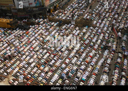 Bangladeshi Anhänger der islamischen Partei, Islami Andolan Bangladesch bieten Freitagsgebet auf den Straßen von Dhaka. Stockfoto