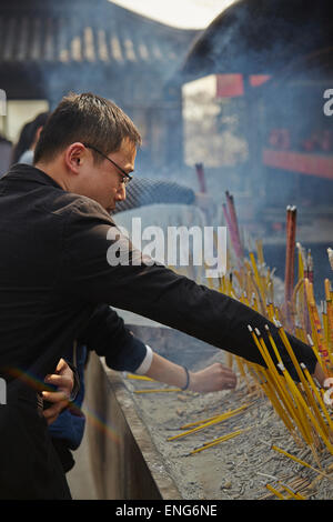 Räucherstäbchen am Jiming Tempel, einem buddhistischen Tempel in der Stadt Nanjing, in der Provinz Jiangsu, China, verbrennen. Stockfoto