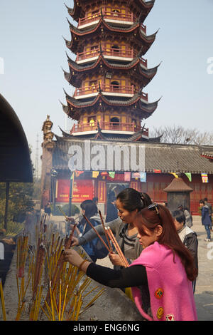 Menschen, die Räucherstäbchen am Jiming Tempel, einem buddhistischen Tempel in der Stadt Nanjing, in der Provinz Jiangsu, China, verbrennen. Stockfoto