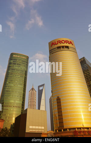 Wolkenkratzer in Lujiazui, Geschäft Bezirk Pudong, Shanghai, China, über den Huangpu-Fluss aus gesehen. Stockfoto