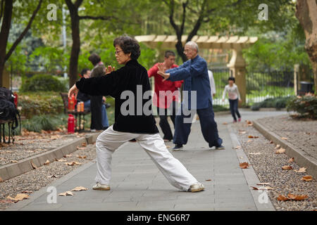 Eine Gruppe von Menschen, die taiji quan (oder taichi) in einem Stadtpark praktizieren; Renmin Park, Shanghai, China. Stockfoto