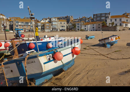 Angelboot/Fischerboot im Hafen, gesehen bei Ebbe in St. Ives, Cornwall, Großbritannien. Stockfoto