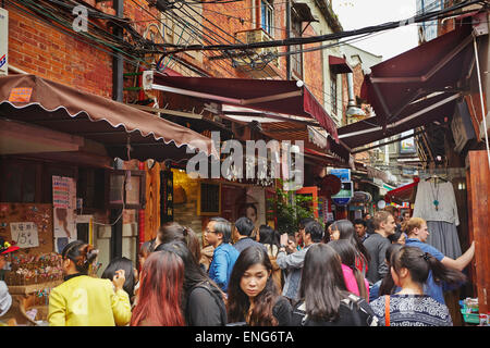 Die schmalen Gassen, die Tianzifang, der alten französischen Konzession, jetzt eine touristische Attraktion, in Shanghai, China zu charakterisieren. Stockfoto