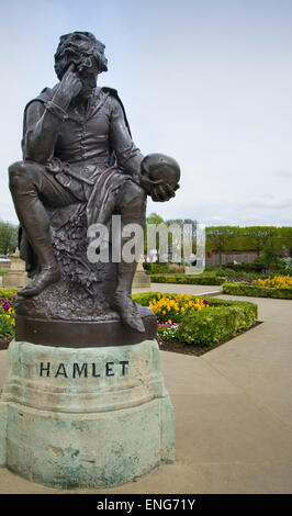 Stratford-Upon-Avon, England.  4. Mai 2015.  Statue von William Shakespeare Charakter Hamlet Stockfoto