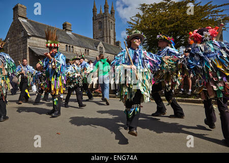 Morris Tänzer in Aktion auf der Messe Widecombe veranstaltet jedes Jahr im September, in Widecombe, auf Dartmoor in Devon, Südwestengland. Stockfoto