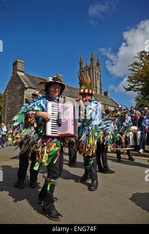 Morris Tänzer in Aktion auf der Messe Widecombe veranstaltet jedes Jahr im September, in Widecombe, auf Dartmoor in Devon, Südwestengland. Stockfoto