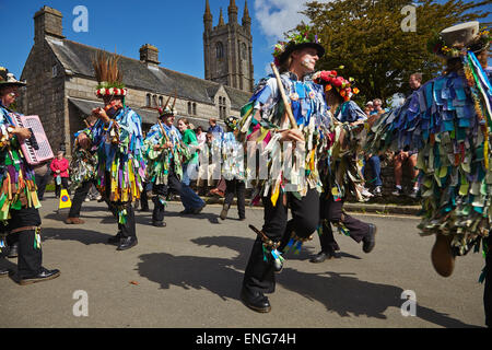 Morris Tänzer in Aktion auf der Messe Widecombe veranstaltet jedes Jahr im September, in Widecombe, auf Dartmoor in Devon, Südwestengland. Stockfoto