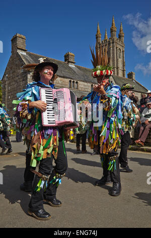 Morris Tänzer in Aktion auf der Messe Widecombe veranstaltet jedes Jahr im September, in Widecombe, auf Dartmoor in Devon, Südwestengland. Stockfoto