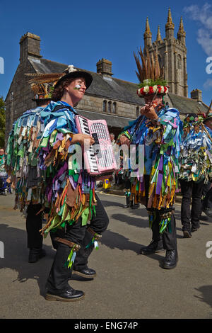 Morris Tänzer in Aktion auf der Messe Widecombe veranstaltet jedes Jahr im September, in Widecombe, auf Dartmoor in Devon, Südwestengland. Stockfoto