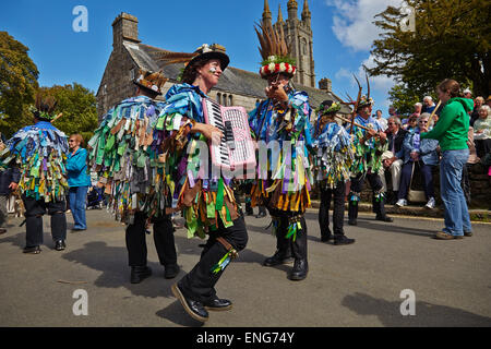 Morris Tänzer in Aktion auf der Messe Widecombe veranstaltet jedes Jahr im September, in Widecombe, auf Dartmoor in Devon, Südwestengland. Stockfoto