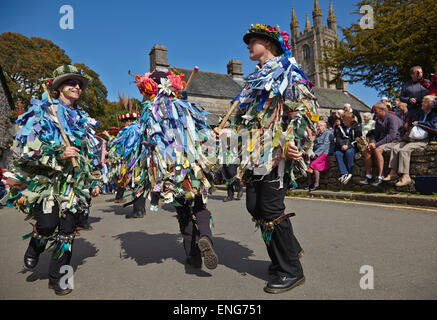 Morris Tänzer in Aktion auf der Messe Widecombe veranstaltet jedes Jahr im September, in Widecombe, auf Dartmoor in Devon, Südwestengland. Stockfoto