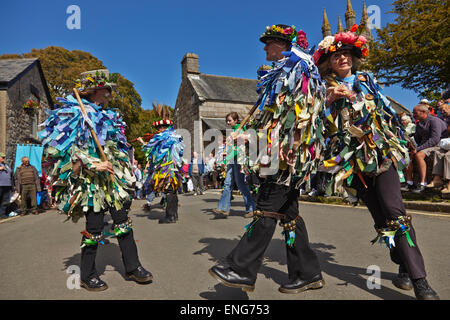 Morris Tänzer in Aktion auf der Messe Widecombe veranstaltet jedes Jahr im September, in Widecombe, auf Dartmoor in Devon, Südwestengland. Stockfoto