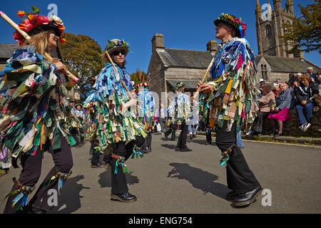 Morris Tänzer in Aktion auf der Messe Widecombe veranstaltet jedes Jahr im September, in Widecombe, auf Dartmoor in Devon, Südwestengland. Stockfoto