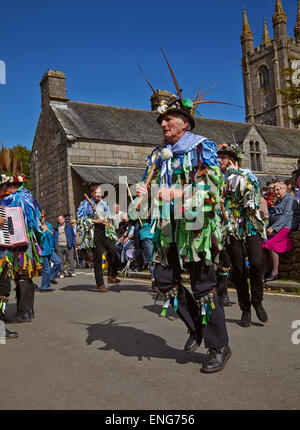 Morris Tänzer in Aktion auf der Messe Widecombe veranstaltet jedes Jahr im September, in Widecombe, auf Dartmoor in Devon, Südwestengland. Stockfoto