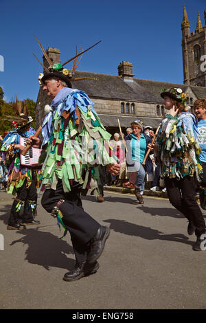 Morris Tänzer in Aktion auf der Messe Widecombe veranstaltet jedes Jahr im September, in Widecombe, auf Dartmoor in Devon, Südwestengland. Stockfoto