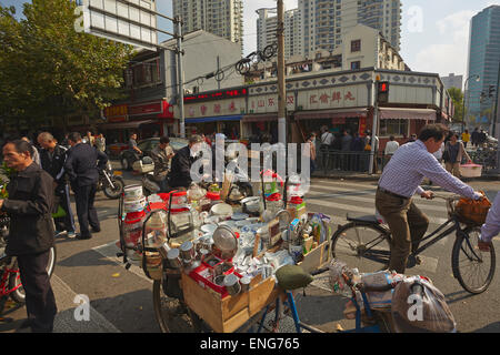 Ein Geschäft auf der Rückseite eines Fahrrades auf Xizang Road, Shanghai, China. Stockfoto