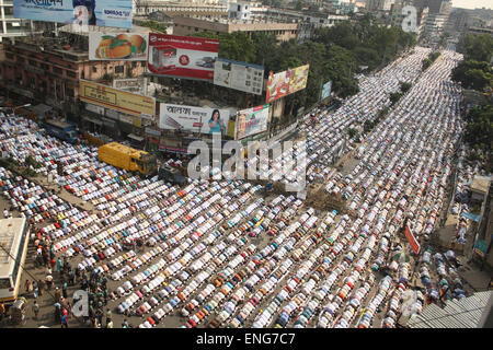 Bangladeshi Anhänger der islamischen Partei, Islami Andolan Bangladesch bieten Freitagsgebet auf den Straßen von Dhaka. Stockfoto