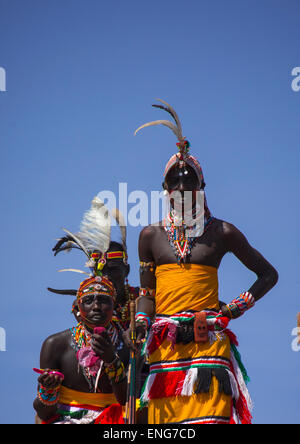 Porträt der Rendille Krieger tragen traditionelle Headwears, Turkana-See, Loiyangalani, Kenia Stockfoto