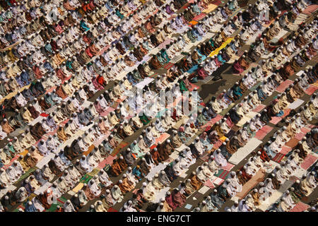 Bangladeshi Anhänger der islamischen Partei, Islami Andolan Bangladesch bieten Freitagsgebet auf den Straßen von Dhaka. Stockfoto