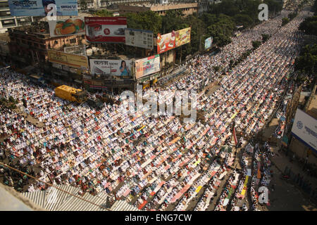 Bangladeshi Anhänger der islamischen Partei, Islami Andolan Bangladesch bieten Freitagsgebet auf den Straßen von Dhaka. Stockfoto