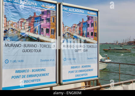 Plakate-Bootsausflüge auf die Inseln der venezianischen Lagune Torcello Murano und Burano Venedig Veneto Italien Europa Stockfoto