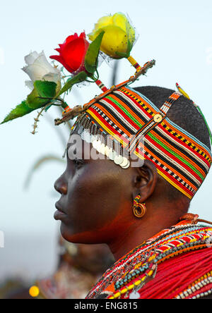 Rendille Tribeswoman tragen traditionelle Kopfbedeckung und Schmuck, Turkana-See, Loiyangalani, Kenia Stockfoto