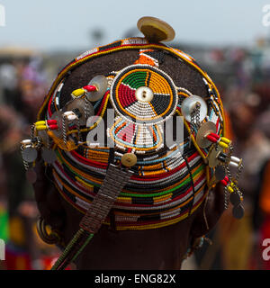 Rendille Tribeswoman tragen traditionelle Kopfbedeckung und Schmuck, Turkana-See, Loiyangalani, Kenia Stockfoto