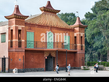 Die Palazzina Cinese, Palermo, Sizilien, im "Chinesisch" Stil gebaut, im Jahre 1799. Kinder spielen am Eingang Stockfoto