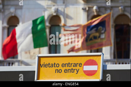 Kein Eintrag Zeichen vor italienischen und venezianischen Fahnen Venedig Veneto Italien Europa im Fokus Stockfoto