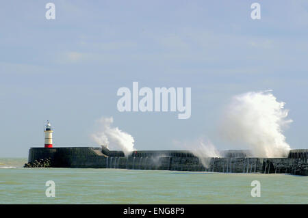 Newhaven, East Sussex, Großbritannien. Mai 2015. Wetter: Einige Szenen von der Südküste, während der Wind an einem hellen Frühlingnachmittag zunimmt Stockfoto