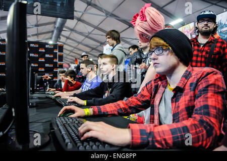 Jungs im Teenageralter spielen Computer Videospiele auf einer LAN-Party auf einer Comicon-Konferenz Stockfoto