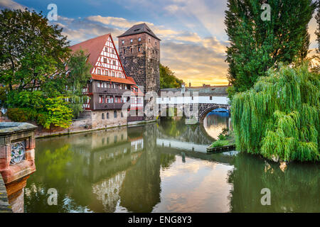 Nürnberg, Germany bei Henkers Brücke über den Fluss Pegnitz. Stockfoto