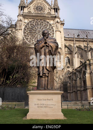 Bronzestatue des polnischen Papstes Johannes Paul II. neben der Kathedrale Notre Dame in Paris, Frankreich Stockfoto