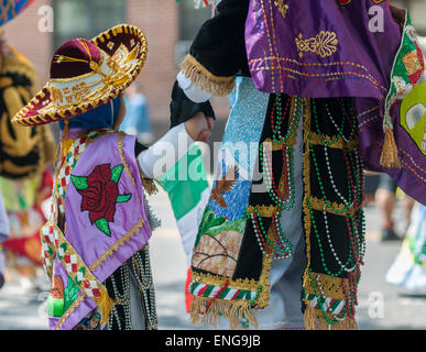 Volkstänzer in der Cinco de Mayo Parade in New York auf Sonntag, 3. Mai 2015. Der Urlaub erinnert an einen Sieg der mexikanischen Truppen, angeführt von General Ignacio Zaragoza Seguín über die französischen Truppen in der Schlacht von Puebla am 5. Mai 1862. In den Vereinigten Staaten Mexican Americans feiern mit Paraden und Festivals als Show des ethnischen Stolzes.  (© Richard B. Levine) Stockfoto