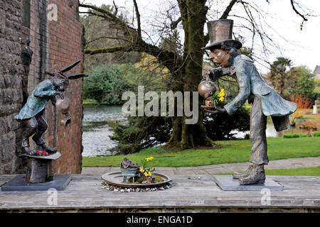 Figuren aus Alice im Wunderland in Kilver Court Gardens, Shepton Mallet, Somerset, im Besitz von Roger und Monty Saul. Stockfoto