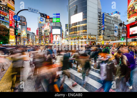 Fußgänger Fuß an der Shibuya Kreuzung während der Ferienzeit. Der Gerangel Zebrastreifen ist eines der größten in der Welt. Stockfoto