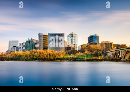 Rosslyn, Arlington, Virginia, USA Skyline der Stadt auf dem Potomac River. Stockfoto