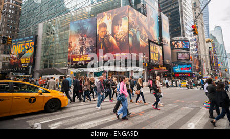 Eine Plakatwand am Times Square auf Freitag, 1. Mai 2015 fördert die bald erscheinende Film "Mad Max: Fury Road". Der post-apokalyptische Film ist die vierte in 30 Jahren von der Mad Max-Franchise, die ursprünglich Mel Gibson spielte. Die kommende release Stars Charlize Theron und Tom Hardy und werden in den Kinos 15 Mai. (© Richard B. Levine) Stockfoto