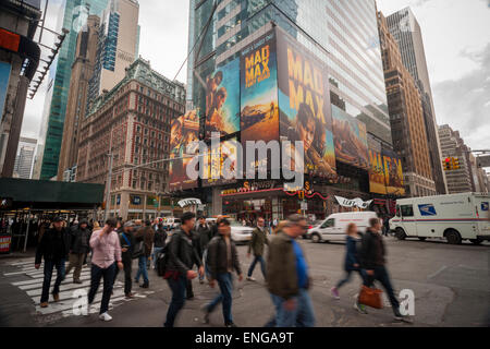 Eine Plakatwand am Times Square auf Freitag, 1. Mai 2015 fördert die bald erscheinende Film "Mad Max: Fury Road". Der post-apokalyptische Film ist die vierte in 30 Jahren von der Mad Max-Franchise, die ursprünglich Mel Gibson spielte. Die kommende release Stars Charlize Theron und Tom Hardy und werden in den Kinos 15 Mai. (© Richard B. Levine) Stockfoto