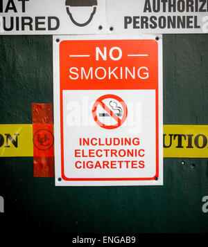 Ein Nichtraucher-Zeichen in New York gehört insbesondere elektronische Zigaretten in dessen Verbot, auf Donnerstag, 30. April 2015 gesehen. (© Richard B. Levine) Stockfoto