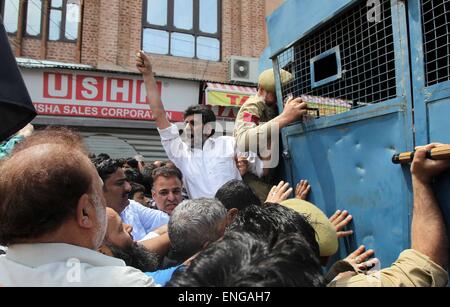 Srinagar, Kaschmir Indien kontrollierten. 5. Mai 2015. Indische Polizei verhaften kaschmirischen Händlern während einer Protestaktion in Srinagar, Sommer in der Hauptstadt von Indien kontrollierten Kaschmir, 5. Mai 2015. Indische Polizei verhaftet ein Dutzend Händler und Tränengas eingesetzt, um sie während einer Protestaktion von Kaschmir Händlern und Herstellern Federation (KTMF) gegen die Regierung angebliche Versäumnis, die Händler auf September 2014 von einer Überschwemmung betroffen zu rehabilitieren zu zerstreuen. Bildnachweis: Javed Dar/Xinhua/Alamy Live-Nachrichten Stockfoto