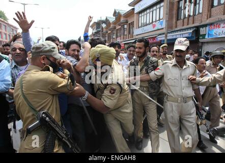 Srinagar, Kaschmir Indien kontrollierten. 5. Mai 2015. Indische Polizei Handgemenge mit kaschmirischen Händlern während einer Protestaktion in Srinagar, Sommer in der Hauptstadt von Indien kontrollierten Kaschmir, 5. Mai 2015. Indische Polizei verhaftet ein Dutzend Händler und Tränengas eingesetzt, um sie während einer Protestaktion von Kaschmir Händlern und Herstellern Federation (KTMF) gegen die Regierung angebliche Versäumnis, die Händler auf September 2014 von einer Überschwemmung betroffen zu rehabilitieren zu zerstreuen. Bildnachweis: Javed Dar/Xinhua/Alamy Live-Nachrichten Stockfoto