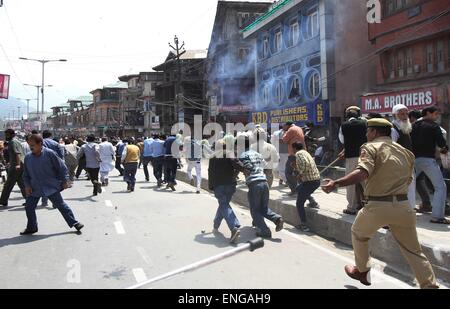 Srinagar, Kaschmir Indien kontrollierten. 5. Mai 2015. Indische Polizei jagen kaschmirischen Händlern während einer Protestaktion in Srinagar, Sommer in der Hauptstadt von Indien kontrollierten Kaschmir, 5. Mai 2015. Indische Polizei verhaftet ein Dutzend Händler und Tränengas eingesetzt, um sie während einer Protestaktion von Kaschmir Händlern und Herstellern Federation (KTMF) gegen die Regierung angebliche Versäumnis, die Händler auf September 2014 von einer Überschwemmung betroffen zu rehabilitieren zu zerstreuen. Bildnachweis: Javed Dar/Xinhua/Alamy Live-Nachrichten Stockfoto